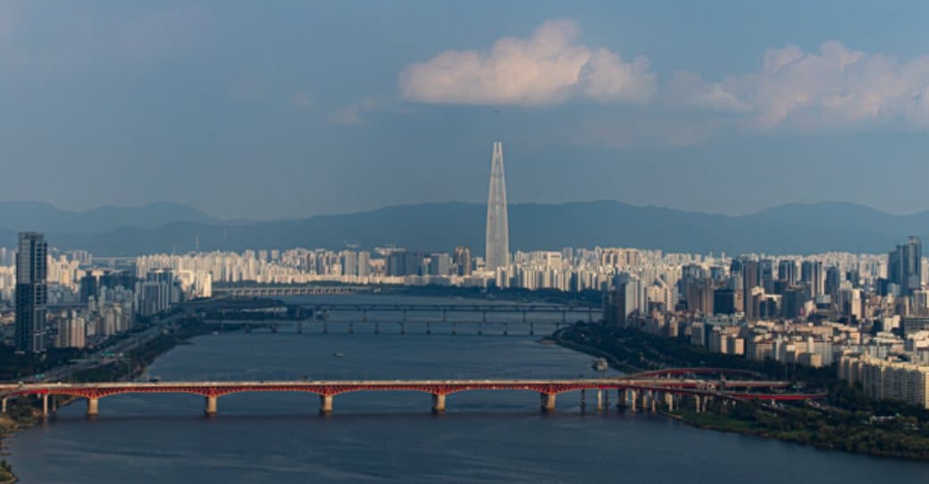 The Han River and Lotte Tower seen from Maebongsan. Photo by Anthony Kong