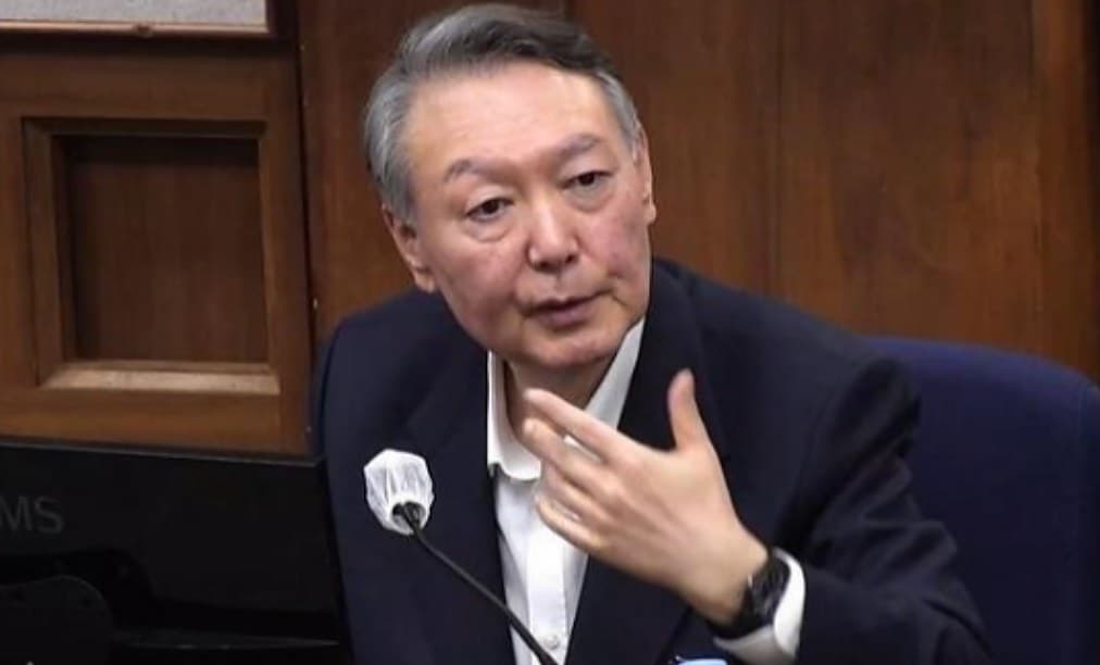 Yoon Suk Yeol speaking from the defendant's seat in court